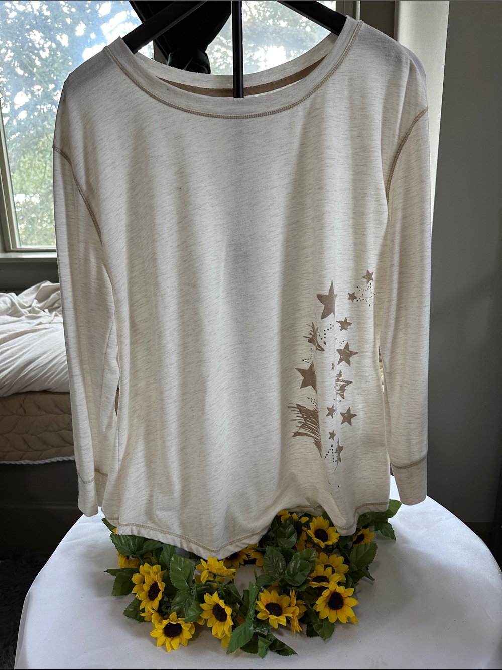 Faded Glory Cream Long Sleeve Star Graphic Top